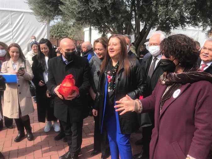 Başkan ÖZYOL,İzmir Büyükşehir Belediyesinin düzenlediği Toplumsal Cinsiyet Eşitliği Zirvesine katıldı.