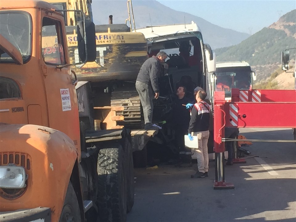 Otobüs Tıra Arkadan Çarptı Çok Ölü ve Yaralılar Var