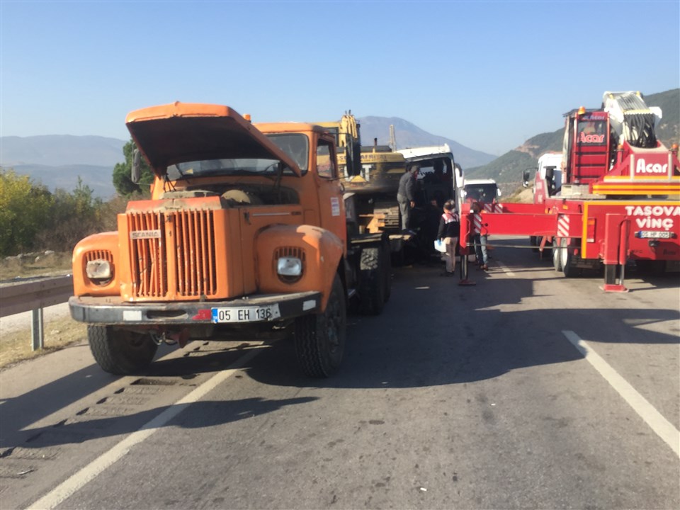 Otobüs Tıra Arkadan Çarptı Çok Ölü ve Yaralılar Var