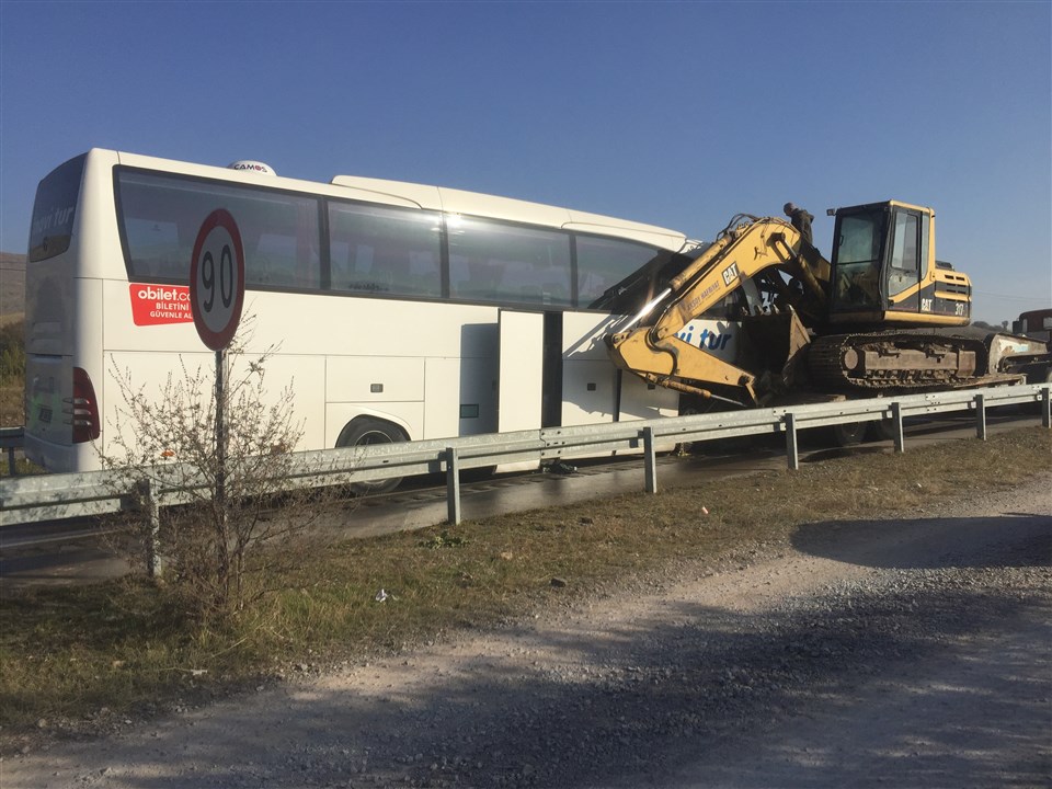 Otobüs Tıra Arkadan Çarptı Çok Ölü ve Yaralılar Var