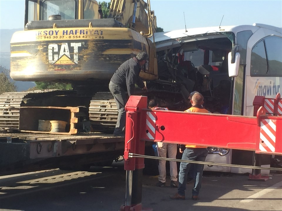 Otobüs Tıra Arkadan Çarptı Çok Ölü ve Yaralılar Var