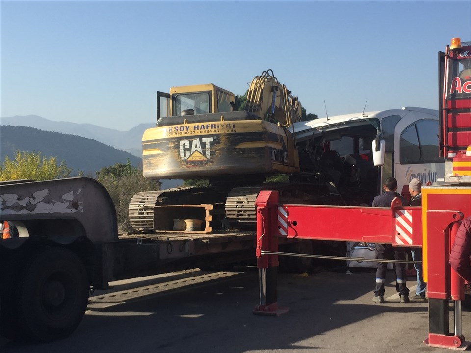 Otobüs Tıra Arkadan Çarptı Çok Ölü ve Yaralılar Var
