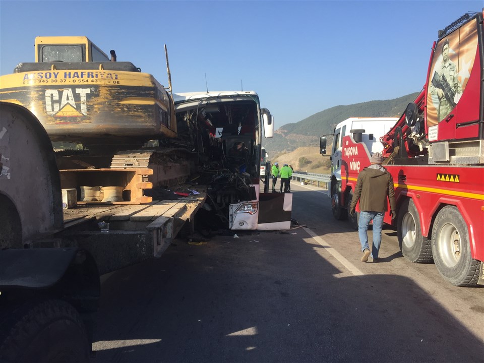 Otobüs Tıra Arkadan Çarptı Çok Ölü ve Yaralılar Var