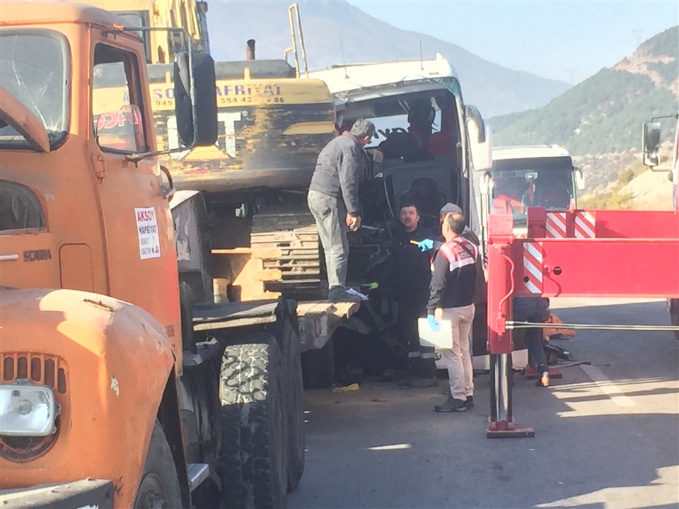 Otobüs Tıra Arkadan Çarptı Çok Ölü ve Yaralılar Var