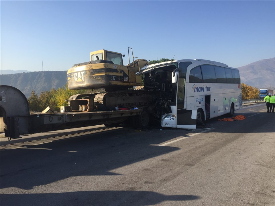 Otobüs Tıra Arkadan Çarptı Çok Ölü ve Yaralılar Var