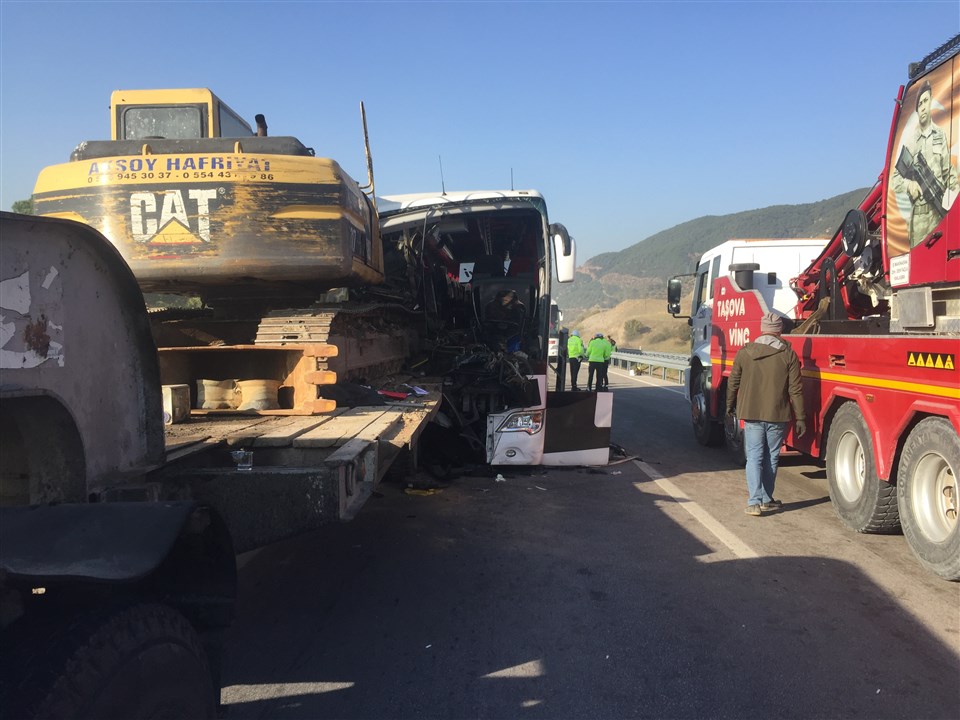 Otobüs Tıra Arkadan Çarptı Çok Ölü ve Yaralılar Var