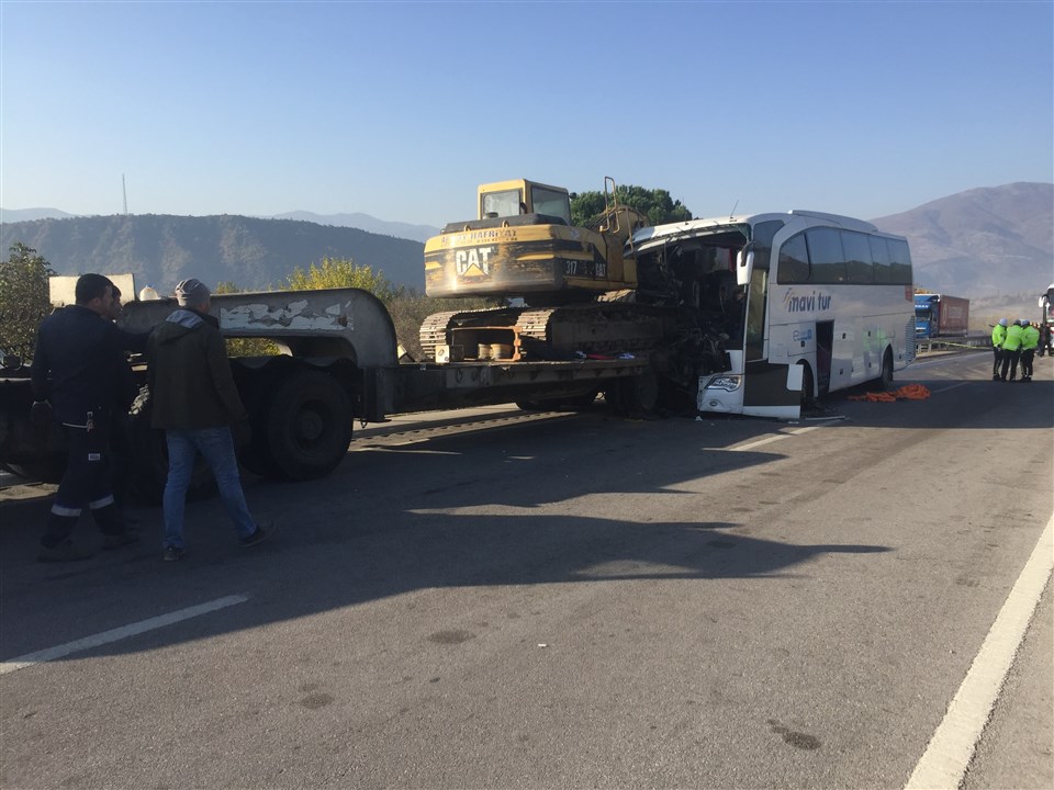 Otobüs Tıra Arkadan Çarptı Çok Ölü ve Yaralılar Var