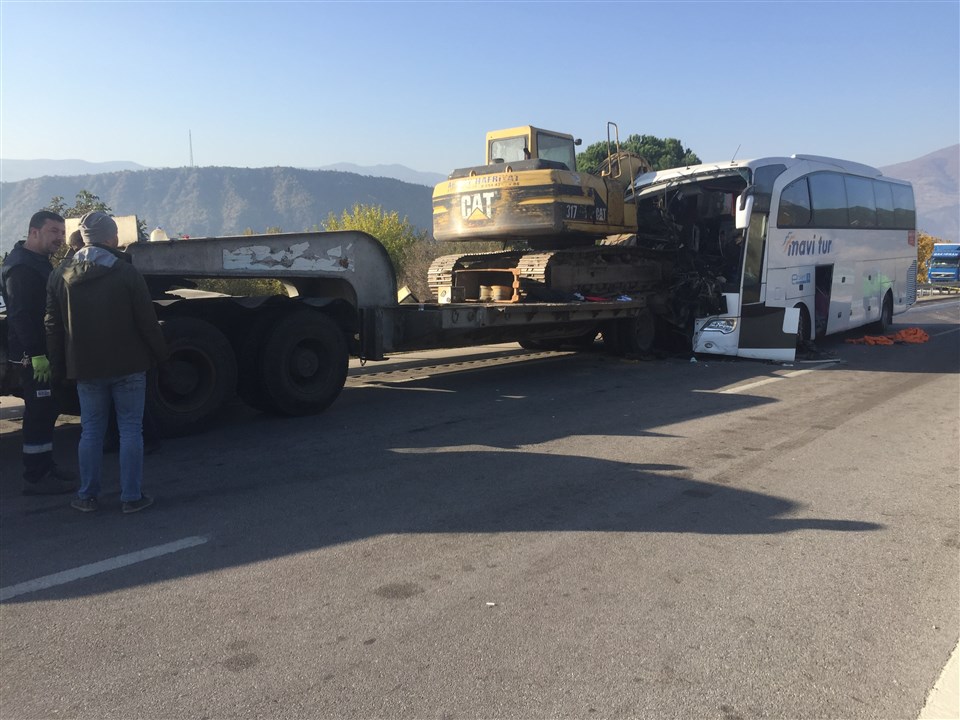 Otobüs Tıra Arkadan Çarptı Çok Ölü ve Yaralılar Var