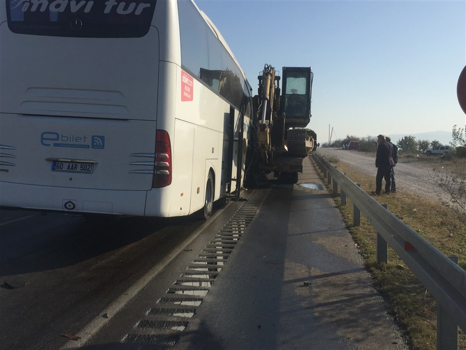 Otobüs Tıra Arkadan Çarptı Çok Ölü ve Yaralılar Var