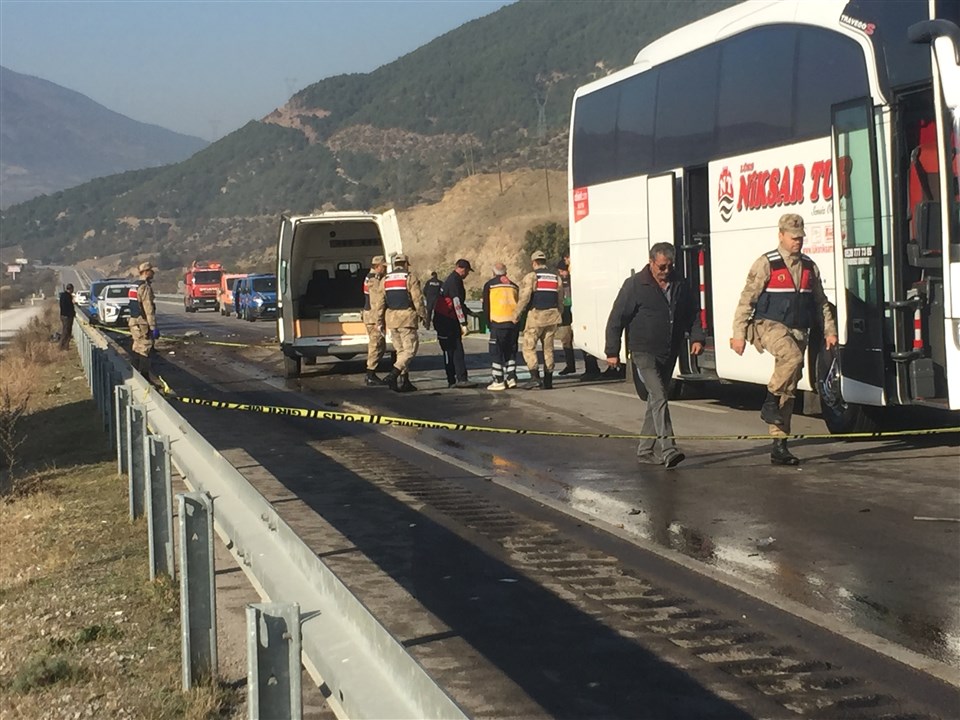 Otobüs Tıra Arkadan Çarptı Çok Ölü ve Yaralılar Var