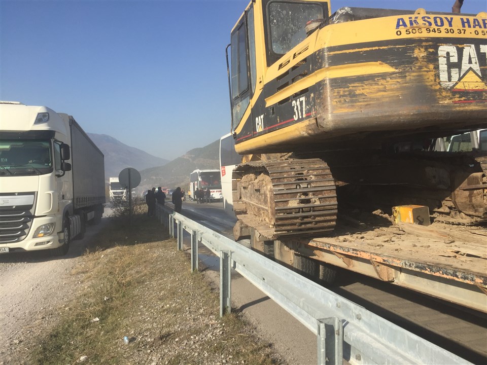 Otobüs Tıra Arkadan Çarptı Çok Ölü ve Yaralılar Var