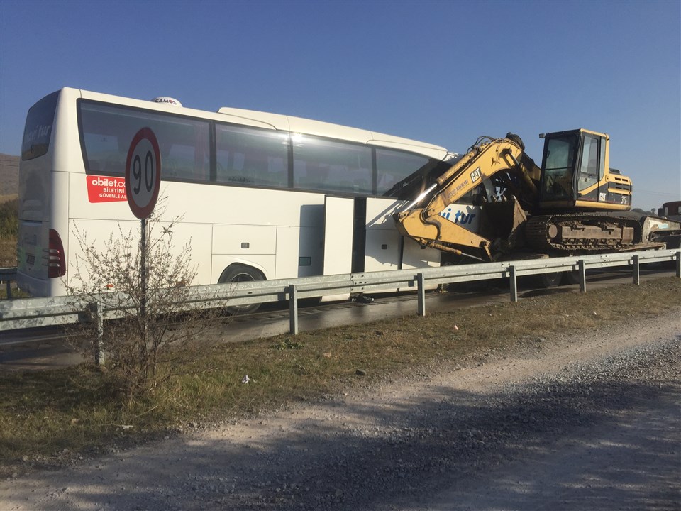 Otobüs Tıra Arkadan Çarptı Çok Ölü ve Yaralılar Var