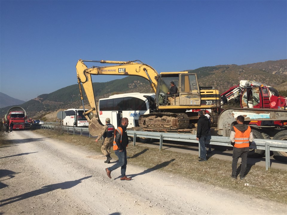 Otobüs Tıra Arkadan Çarptı Çok Ölü ve Yaralılar Var