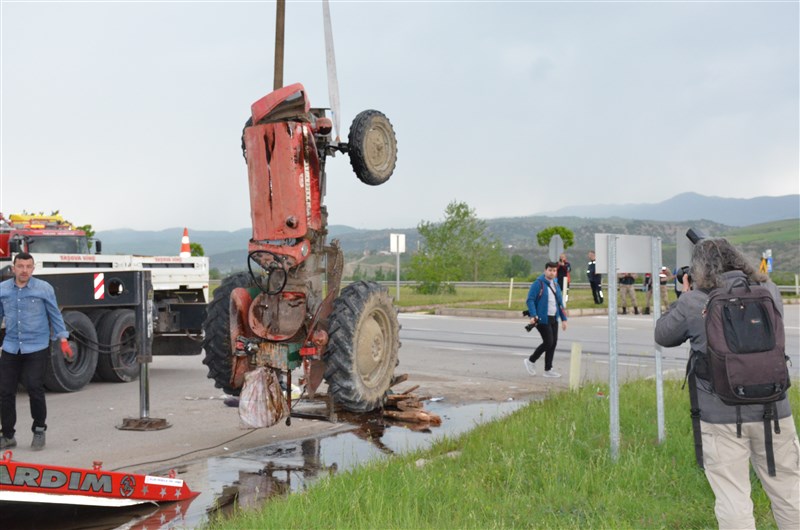 Taşova’da Traktör Tır İle Çarpıştı