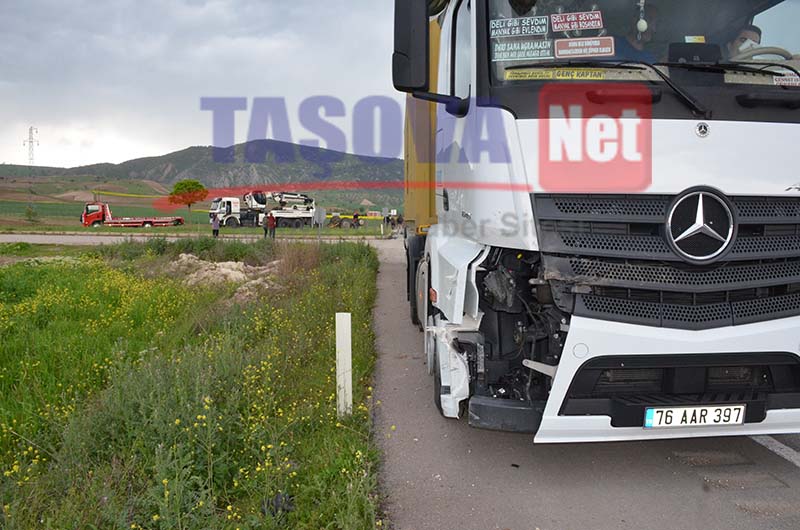 Taşova’da Traktör Tır İle Çarpıştı