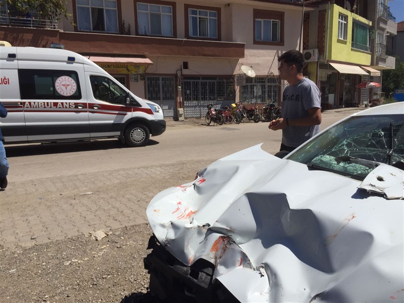 Taşova’da Otomobil Yayaya Çarptı