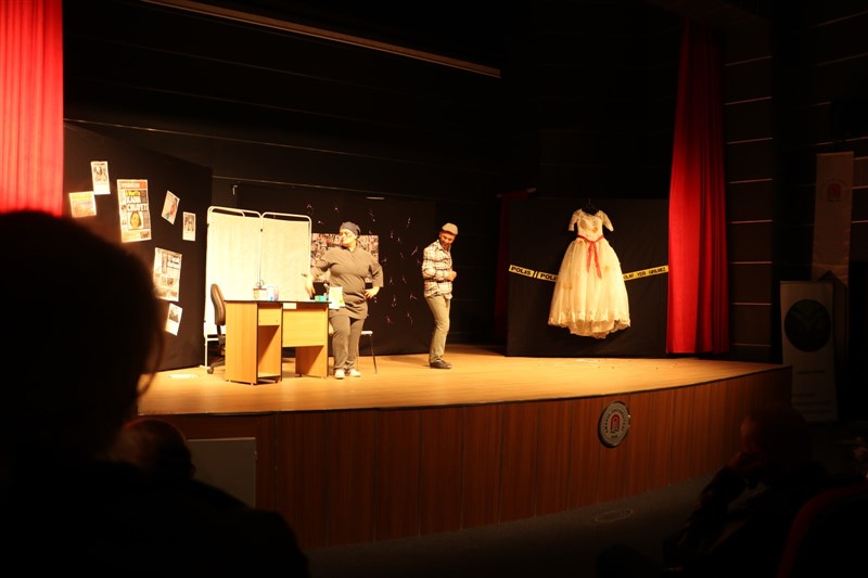 Maydanoz Sapları Tiyatro Ekibi Taşova’da Sahne Aldı