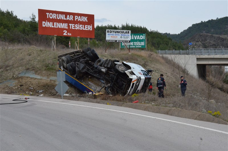 Ladik Kavşağında Kaza…! Akaryakıt Tankeri Hurdaya Döndü