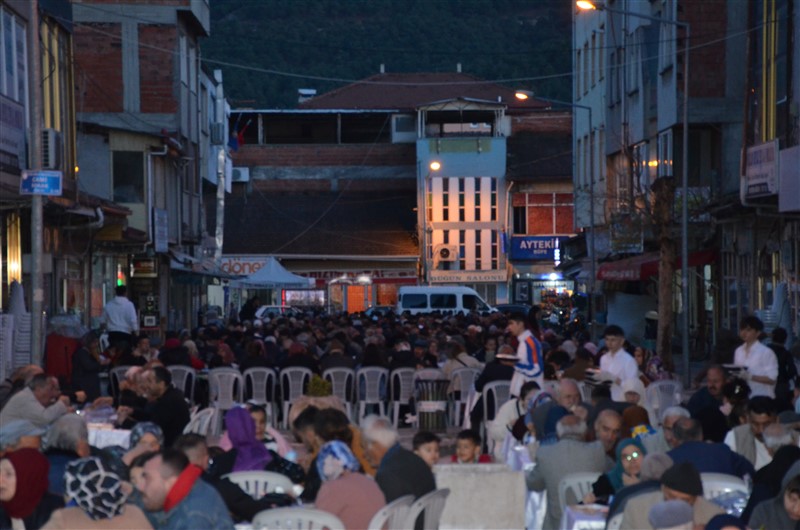 İFTAR PROGRAMINA BEŞ BİNDEN FAZLA VATANDAŞ KATILDI