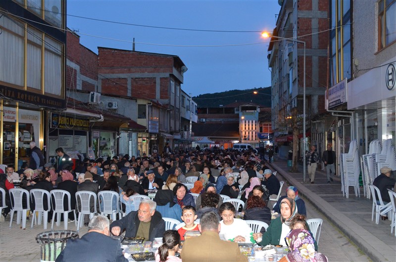 İFTAR PROGRAMINA BEŞ BİNDEN FAZLA VATANDAŞ KATILDI