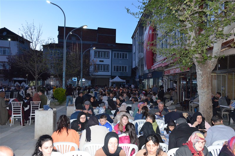 İFTAR PROGRAMINA BEŞ BİNDEN FAZLA VATANDAŞ KATILDI