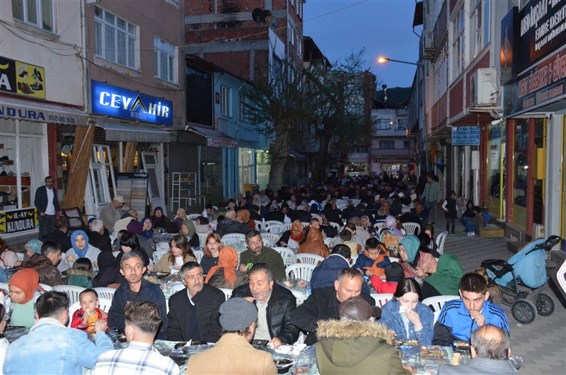 İFTAR PROGRAMINA BEŞ BİNDEN FAZLA VATANDAŞ KATILDI
