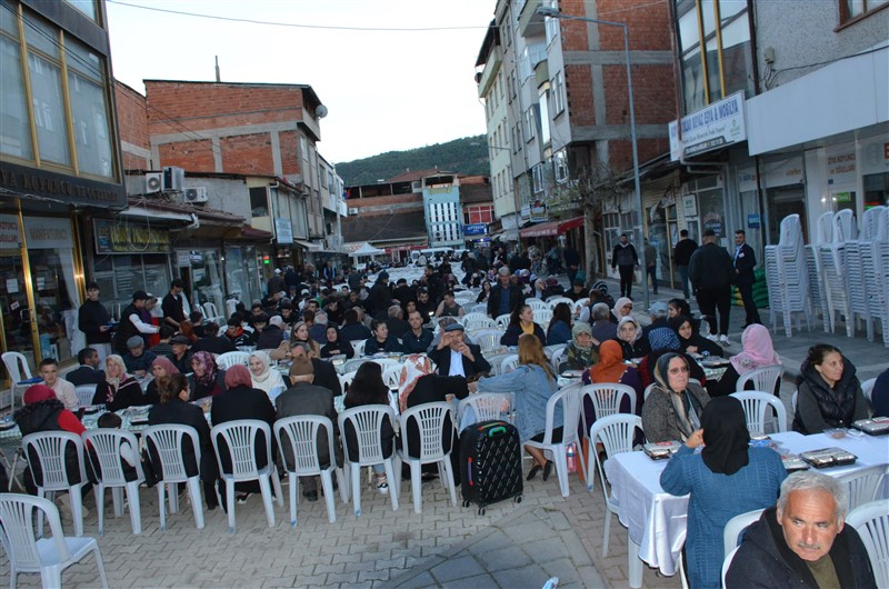 İFTAR PROGRAMINA BEŞ BİNDEN FAZLA VATANDAŞ KATILDI