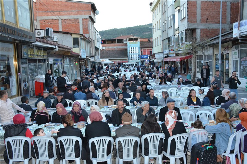 İFTAR PROGRAMINA BEŞ BİNDEN FAZLA VATANDAŞ KATILDI