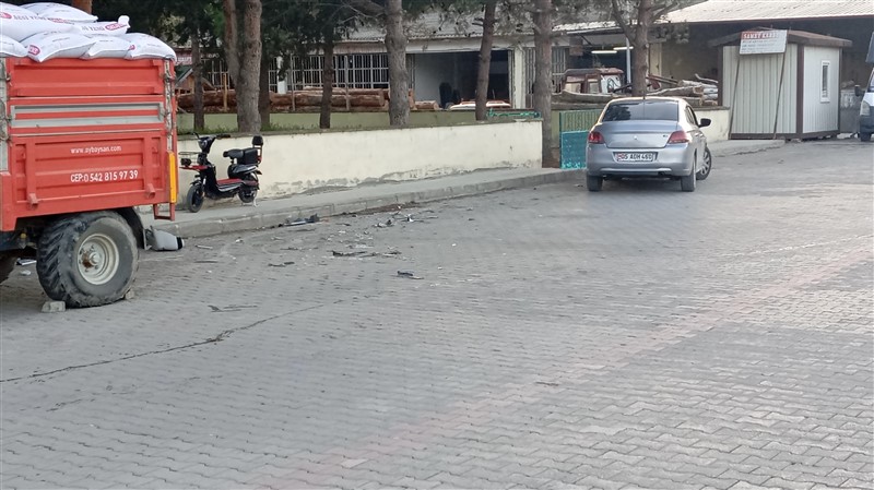 Taşova’da Çalışır Durumdaki Traktör Mobilya Dükkanına Girdi