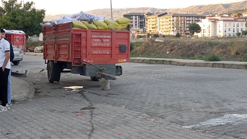 Taşova’da Çalışır Durumdaki Traktör Mobilya Dükkanına Girdi