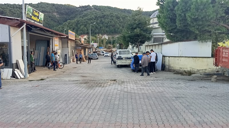 Taşova’da Çalışır Durumdaki Traktör Mobilya Dükkanına Girdi