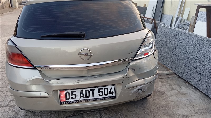 Taşova’da Çalışır Durumdaki Traktör Mobilya Dükkanına Girdi