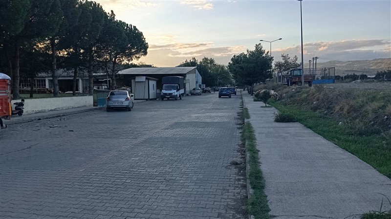 Taşova’da Çalışır Durumdaki Traktör Mobilya Dükkanına Girdi