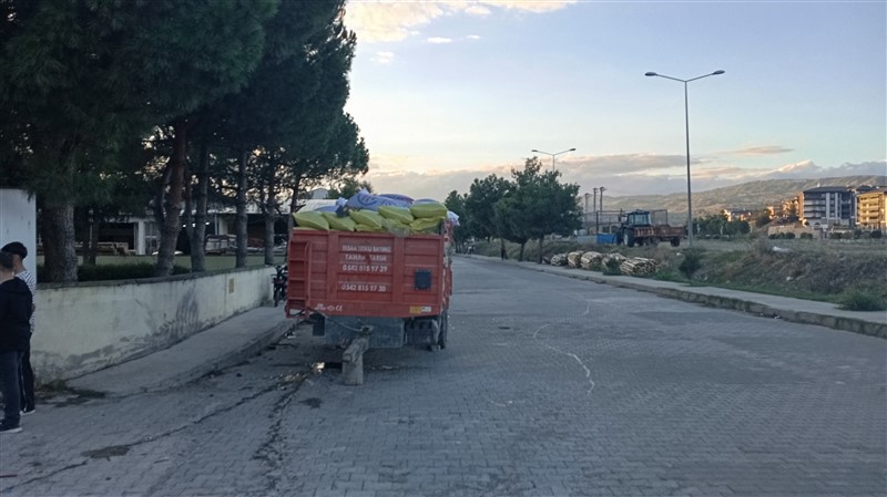 Taşova’da Çalışır Durumdaki Traktör Mobilya Dükkanına Girdi