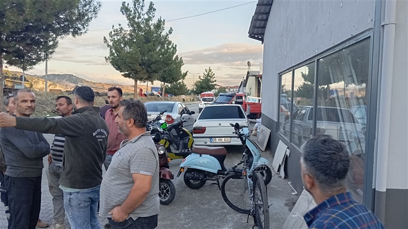 Taşova’da Çalışır Durumdaki Traktör Mobilya Dükkanına Girdi