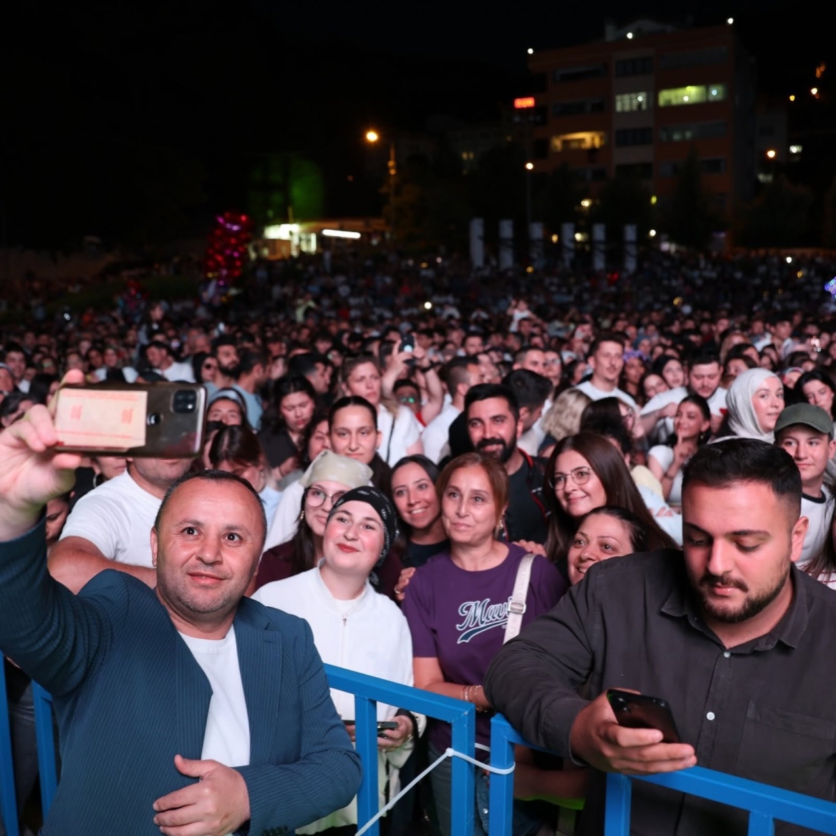 Amasya’da Koray Avcı Rüzgârı: Binlerce Kişi Hep Bir Ağızdan Söyledi!