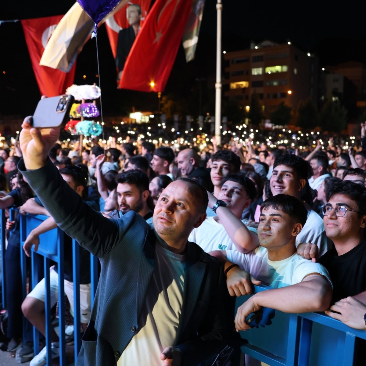 Amasya’da Koray Avcı Rüzgârı: Binlerce Kişi Hep Bir Ağızdan Söyledi!