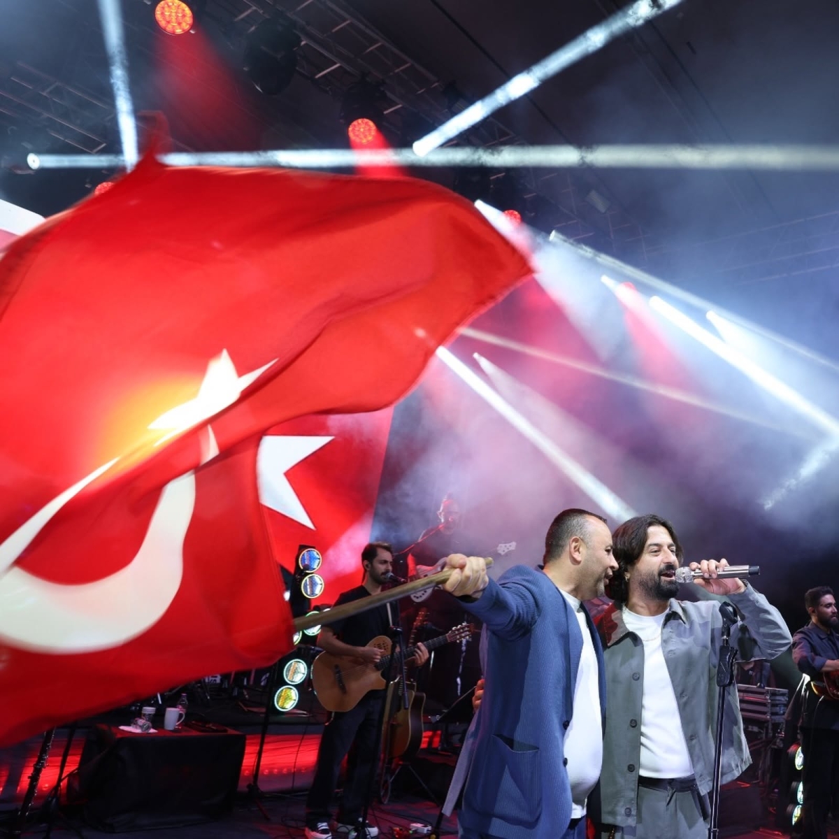 Amasya’da Koray Avcı Rüzgârı: Binlerce Kişi Hep Bir Ağızdan Söyledi!