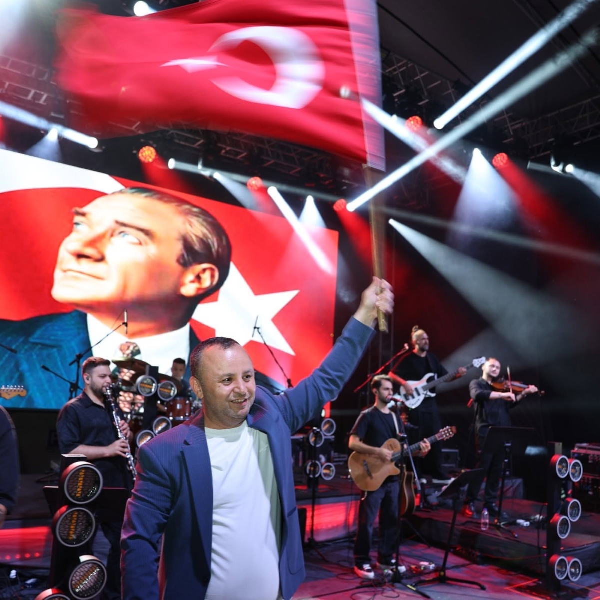 Amasya’da Koray Avcı Rüzgârı: Binlerce Kişi Hep Bir Ağızdan Söyledi!