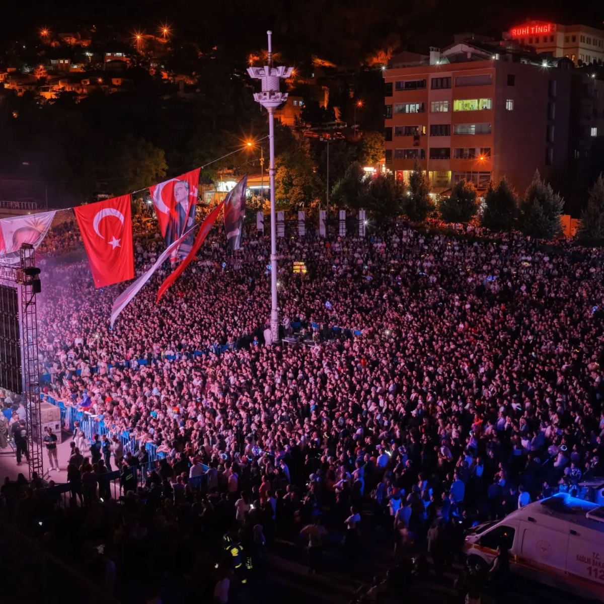 Amasya’da Koray Avcı Rüzgârı: Binlerce Kişi Hep Bir Ağızdan Söyledi!