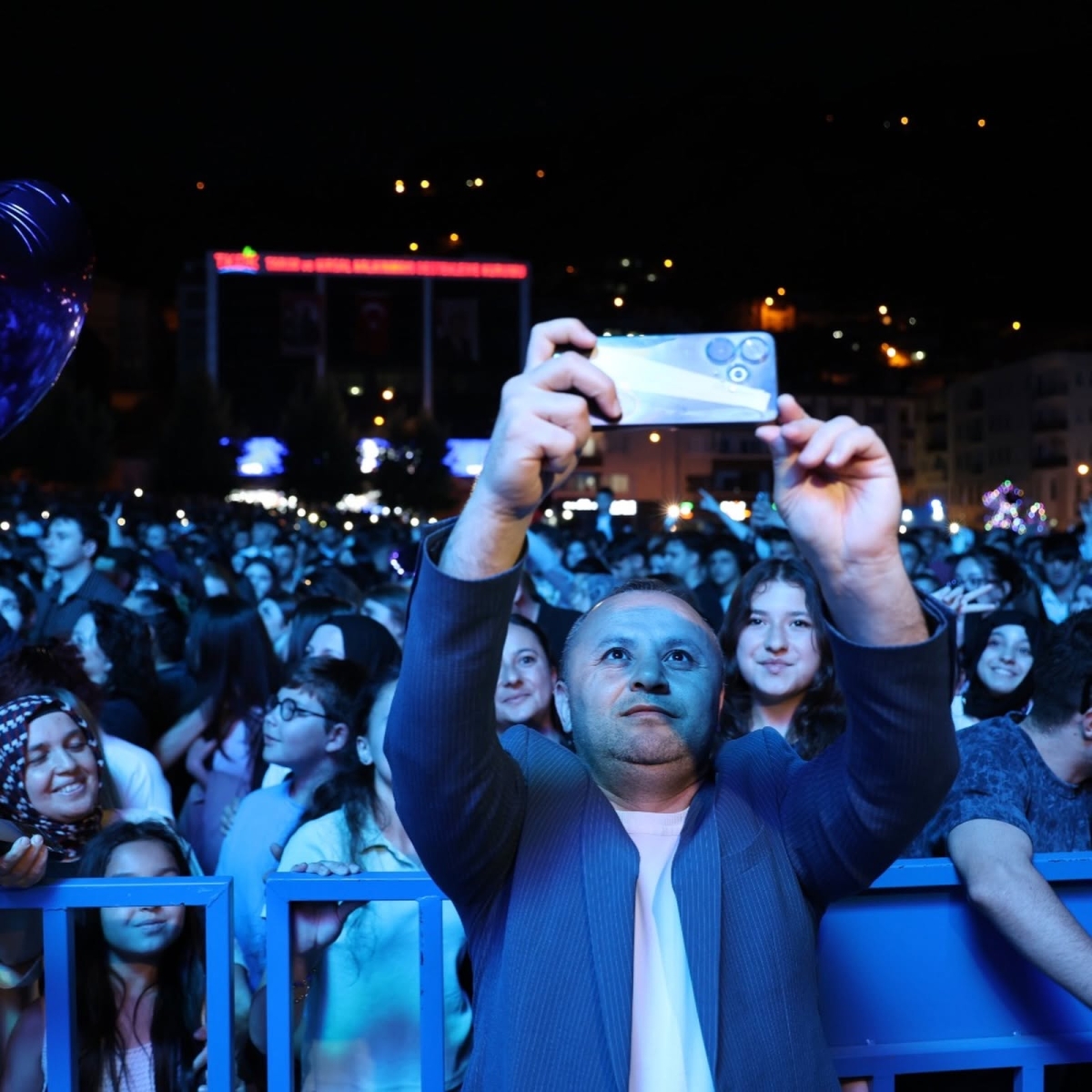 Amasya’da Koray Avcı Rüzgârı: Binlerce Kişi Hep Bir Ağızdan Söyledi!