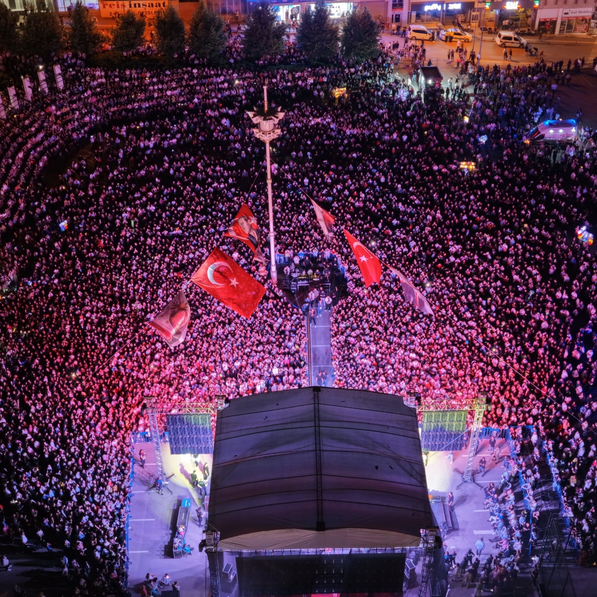 Amasya’da Koray Avcı Rüzgârı: Binlerce Kişi Hep Bir Ağızdan Söyledi!