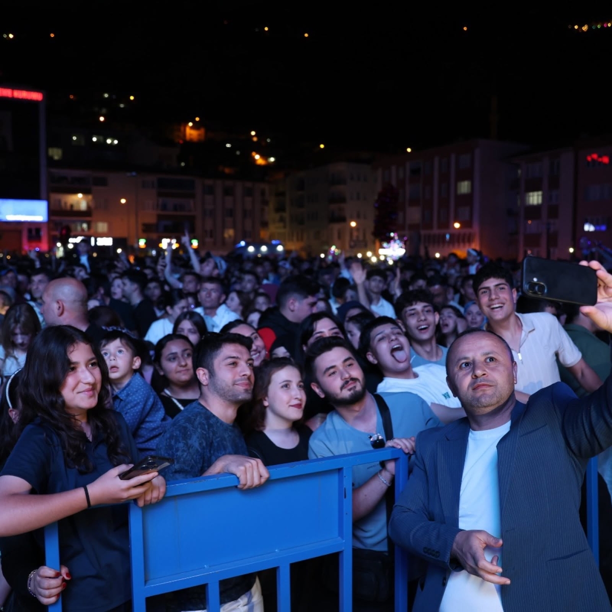 Amasya’da Koray Avcı Rüzgârı: Binlerce Kişi Hep Bir Ağızdan Söyledi!