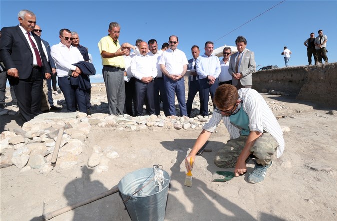 Vali Varol, PTT Genel Müdürü Bozgeyik ile birlikte Oluz Höyük kazı alanında inceleme gerçekleştirdi.