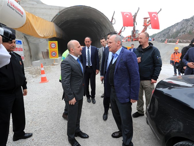 Ulaştırma ve Altyapı Bakanı Turhan,Badal Tüneli’nde İncelemede Bulundu
