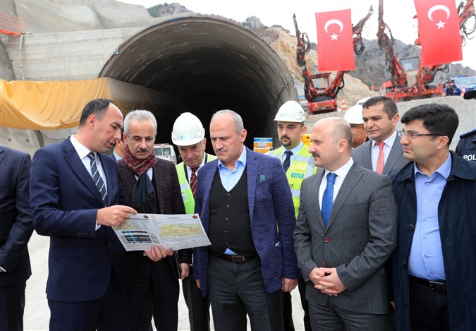 Ulaştırma ve Altyapı Bakanı Turhan,Badal Tüneli’nde İncelemede Bulundu