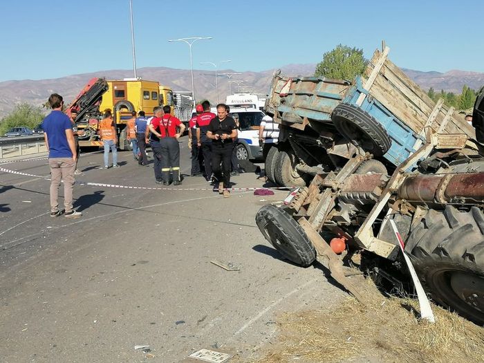 Erzincan-Sivas Yolu Kaza 2 ölü,6 yaralı