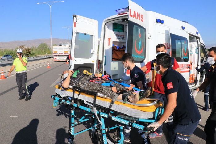 Erzincan-Sivas Yolu Kaza 2 ölü,6 yaralı