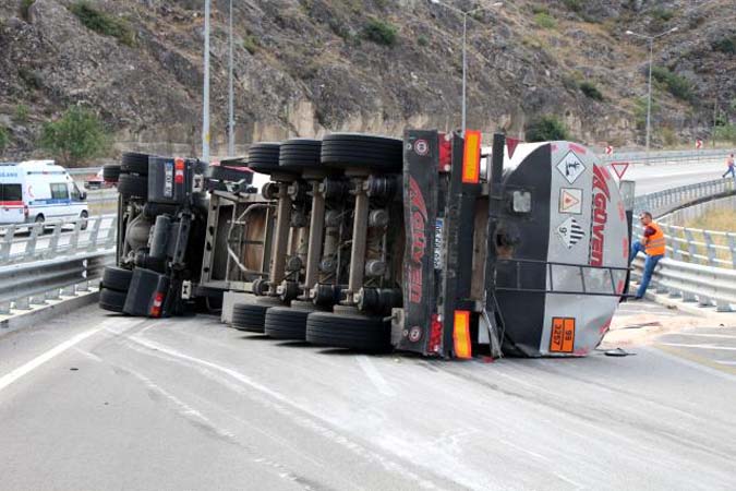 Asfalt Yüklü Tanker Amasya Bağlantı Noktasında  70 metre Sürüklendi