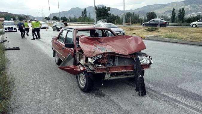 Otomobil, tıra çarptı: 1 yaralı